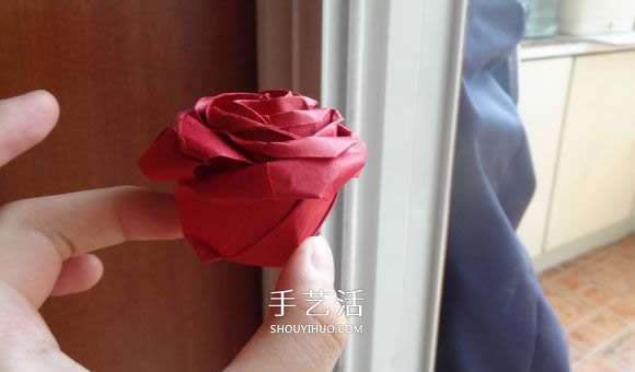 代表美丽和爱情！手工折纸卷心玫瑰步骤图解 -  www.shouyihuo.com