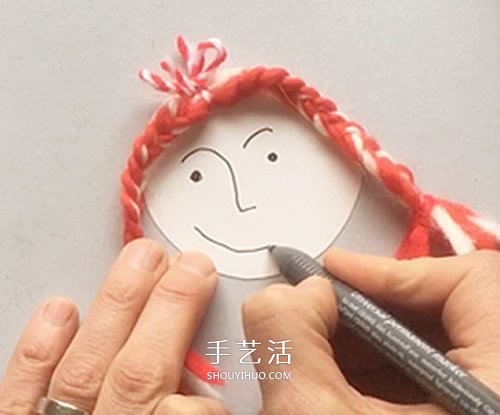 辫子姑娘手工制作方法 卡纸和毛线做女孩图解 -  www.shouyihuo.com