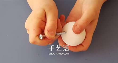 鸡蛋托做娃娃的方法 废物利用DIY人偶娃娃挂饰 -  www.shouyihuo.com