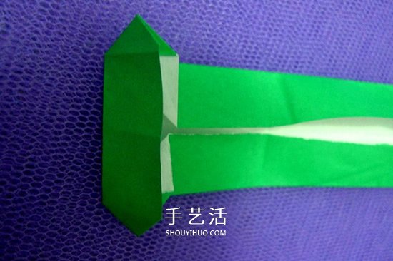怎么折男T恤的图解教程 手工折纸T恤简单折法 -  www.shouyihuo.com