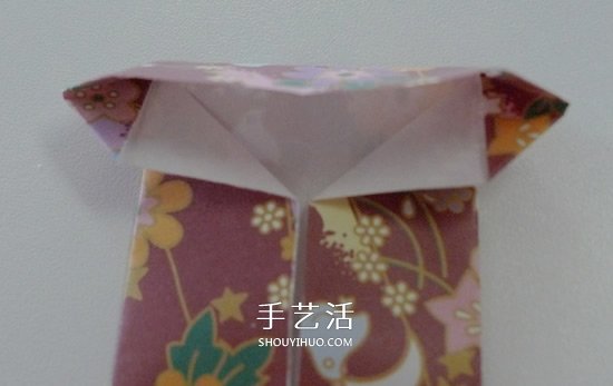 怎么折男T恤的图解教程 手工折纸T恤简单折法 -  www.shouyihuo.com