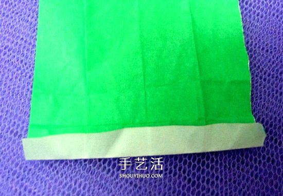 怎么折男T恤的图解教程 手工折纸T恤简单折法 -  www.shouyihuo.com