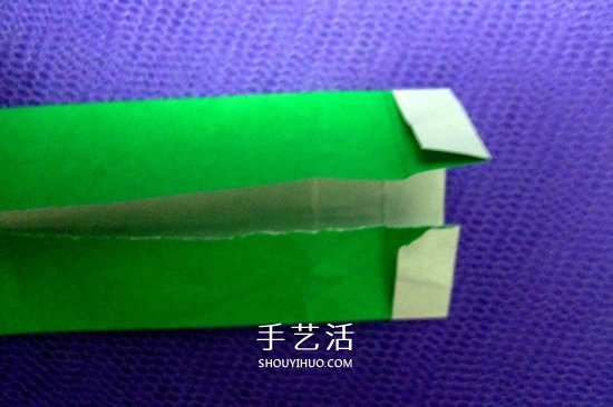 怎么折男T恤的图解教程 手工折纸T恤简单折法 -  www.shouyihuo.com