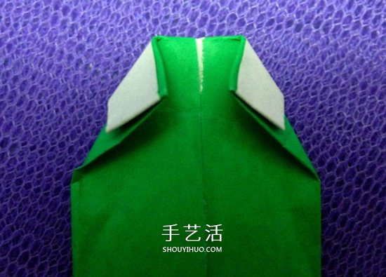 怎么折男T恤的图解教程 手工折纸T恤简单折法 -  www.shouyihuo.com