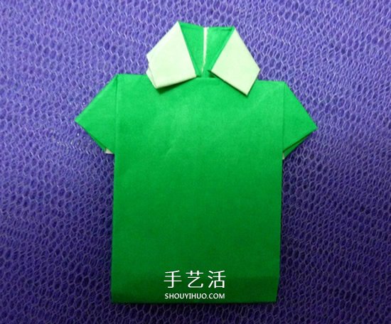 怎么折男T恤的图解教程 手工折纸T恤简单折法 -  www.shouyihuo.com