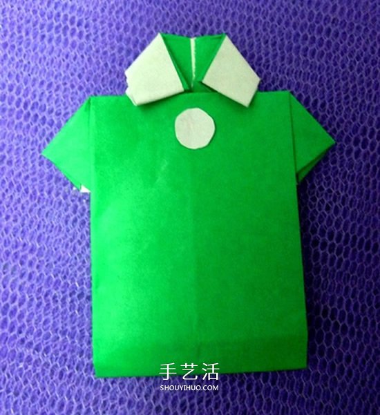怎么折男T恤的图解教程 手工折纸T恤简单折法 -  www.shouyihuo.com