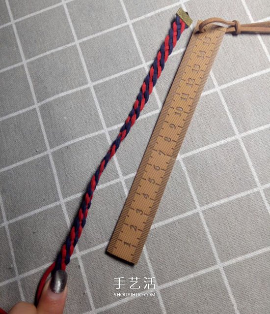 复古风双色手链的编法 四股皮绳编织手链图解 -  www.shouyihuo.com