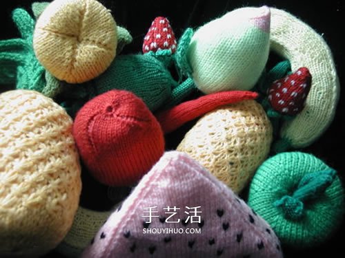 用毛线做水果的作品图片 还能当做趣味靠枕 -  www.shouyihuo.com