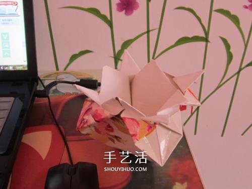 废纸折花型笔筒的折法 还可以当垃圾盒使用 -  www.shouyihuo.com