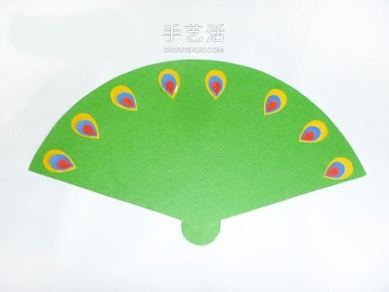 简单的幼儿园手工小制作 用卡纸拼贴孔雀开屏 -  www.shouyihuo.com