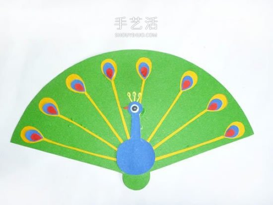 简单的幼儿园手工小制作 用卡纸拼贴孔雀开屏 -  www.shouyihuo.com