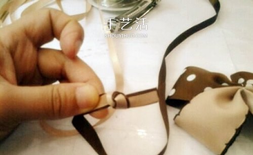 用两种颜色缎带 DIY制作双色蝴蝶结发卡图解 -  www.shouyihuo.com