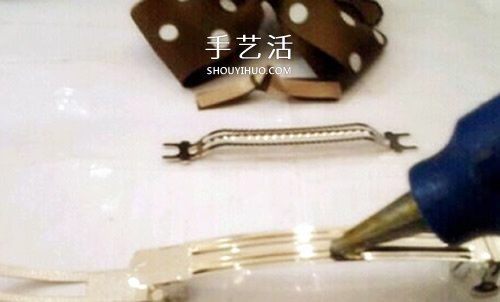 用两种颜色缎带 DIY制作双色蝴蝶结发卡图解 -  www.shouyihuo.com
