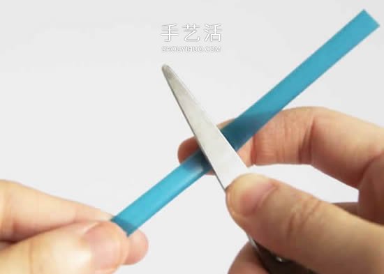 吸管编花的图解教程 插入花瓶做成漂亮插花 -  www.shouyihuo.com