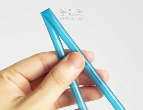 吸管编花的图解教程 插入花瓶做成漂亮插花 -  www.shouyihuo.com
