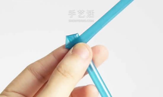 吸管编花的图解教程 插入花瓶做成漂亮插花 -  www.shouyihuo.com