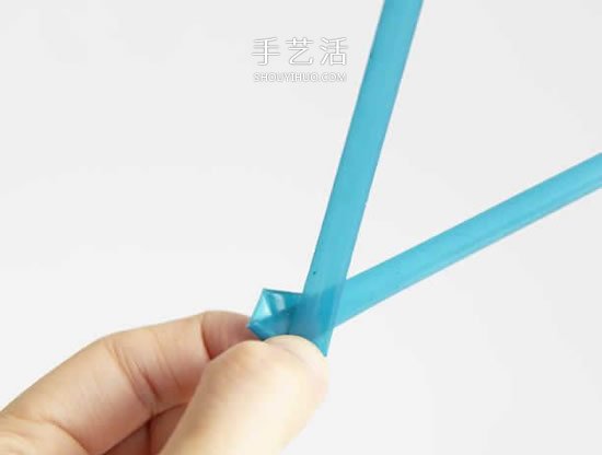 吸管编花的图解教程 插入花瓶做成漂亮插花 -  www.shouyihuo.com