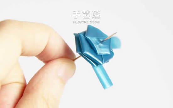 吸管编花的图解教程 插入花瓶做成漂亮插花 -  www.shouyihuo.com