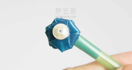 吸管编花的图解教程 插入花瓶做成漂亮插花 -  www.shouyihuo.com