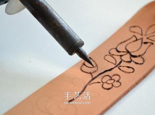 皮革上烙画！DIY漂亮皮革烧花腕带/手链做法 -  www.shouyihuo.com