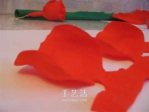 皱纹纸做花：漂亮纸玫瑰花的制作方法图解 -  www.shouyihuo.com