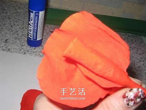 皱纹纸做花：漂亮纸玫瑰花的制作方法图解 -  www.shouyihuo.com
