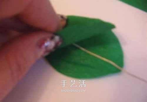 皱纹纸做花：漂亮纸玫瑰花的制作方法图解 -  www.shouyihuo.com