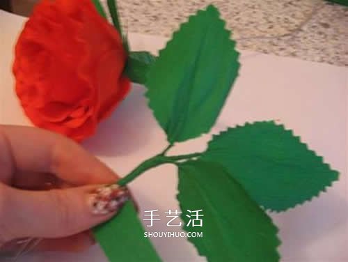 皱纹纸做花：漂亮纸玫瑰花的制作方法图解 -  www.shouyihuo.com