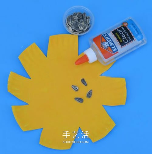 幼儿手工做向日葵的方法 纸盘向日葵制作图片 -  www.shouyihuo.com