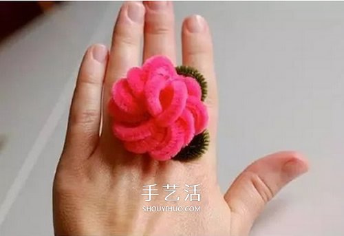 扭扭棒花朵戒指的做法 幼儿手工制作戒指教程 -  www.shouyihuo.com