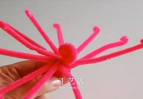 扭扭棒花朵戒指的做法 幼儿手工制作戒指教程 -  www.shouyihuo.com