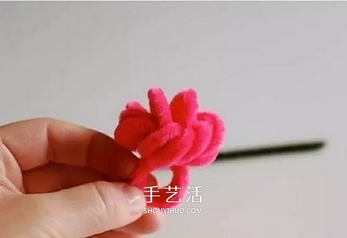 扭扭棒花朵戒指的做法 幼儿手工制作戒指教程 -  www.shouyihuo.com