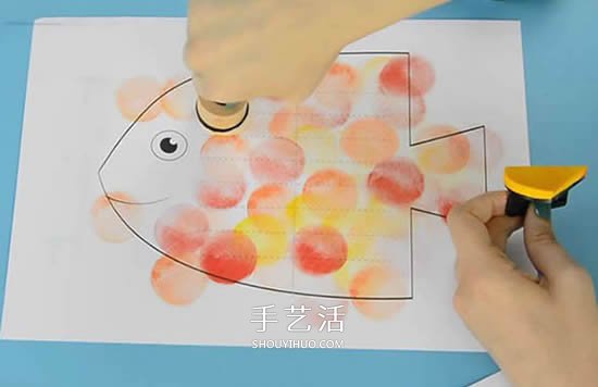 纸编小鱼的详细教程 彩纸做小鱼的创意方法 -  www.shouyihuo.com