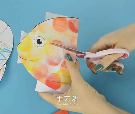 纸编小鱼的详细教程 彩纸做小鱼的创意方法 -  www.shouyihuo.com