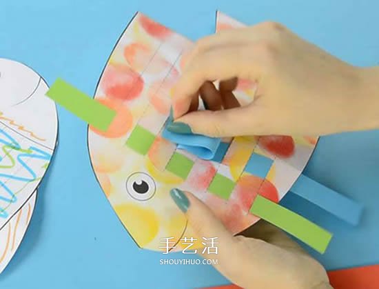 纸编小鱼的详细教程 彩纸做小鱼的创意方法 -  www.shouyihuo.com