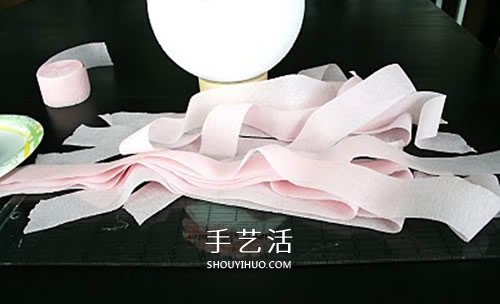 皱纹纸做玫瑰花球的方法 唯美的婚庆装饰物！ -  www.shouyihuo.com