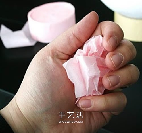 皱纹纸做玫瑰花球的方法 唯美的婚庆装饰物！ -  www.shouyihuo.com