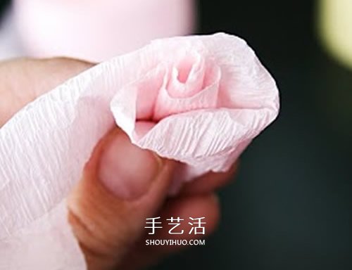 皱纹纸做玫瑰花球的方法 唯美的婚庆装饰物！ -  www.shouyihuo.com