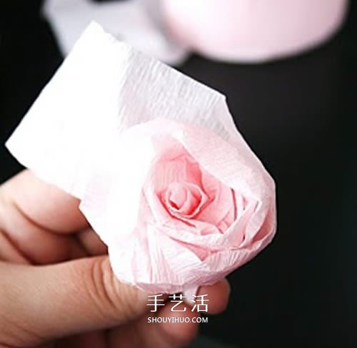 皱纹纸做玫瑰花球的方法 唯美的婚庆装饰物！ -  www.shouyihuo.com