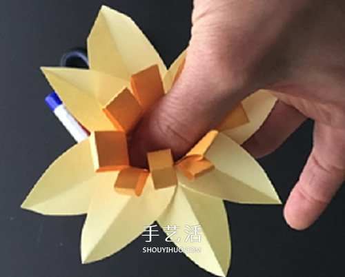 手工卡纸花的做法图解 幼儿制作立体花朵教程 -  www.shouyihuo.com