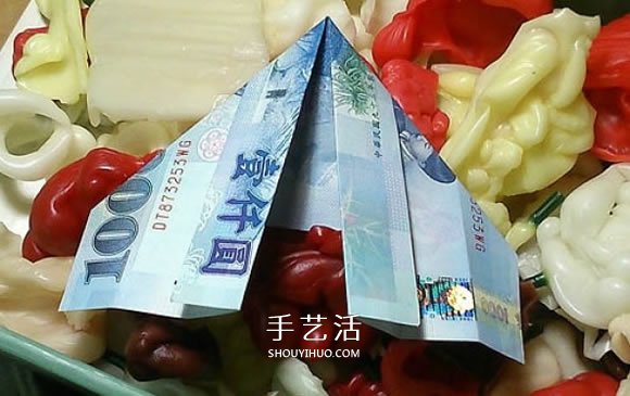 简单纸币折纸教程 折一个浪漫爱心戒指的折法 -  www.shouyihuo.com