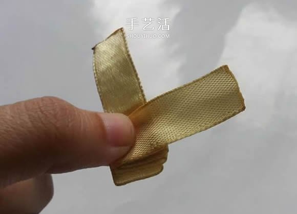 缎带折叠玫瑰花的折法 DIY好看的玫瑰花戒图解 -  www.shouyihuo.com