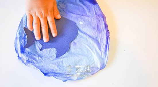 幼儿手工制作玻璃小鱼贴 让窗户变身海底世界 -  www.shouyihuo.com