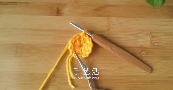 手工钩针编织单色花朵坐垫/杯垫的方法图解 -  www.shouyihuo.com