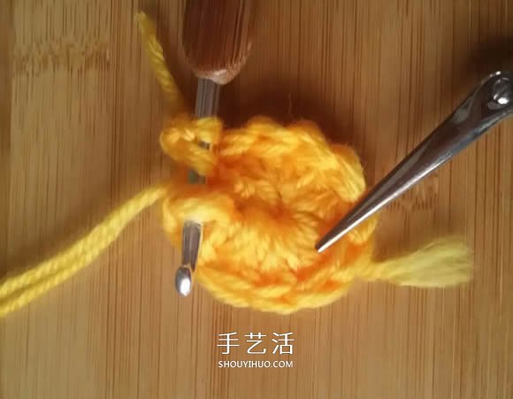手工钩针编织单色花朵坐垫/杯垫的方法图解 -  www.shouyihuo.com