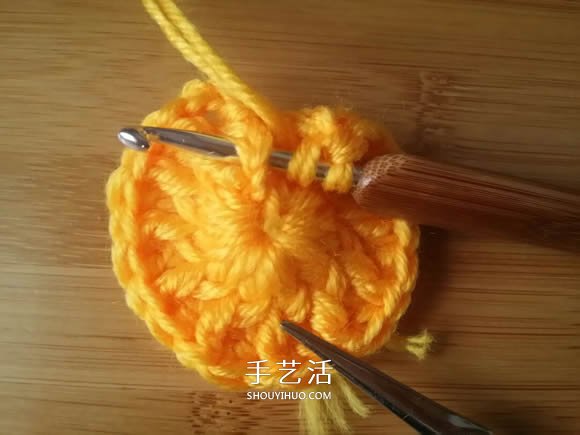 手工钩针编织单色花朵坐垫/杯垫的方法图解 -  www.shouyihuo.com