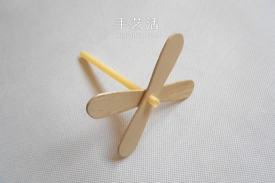 幼儿园酸奶瓶废物利用 做一架直升飞机模型 - www.shouyihuo.com