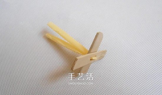 幼儿园酸奶瓶废物利用 做一架直升飞机模型 - www.shouyihuo.com