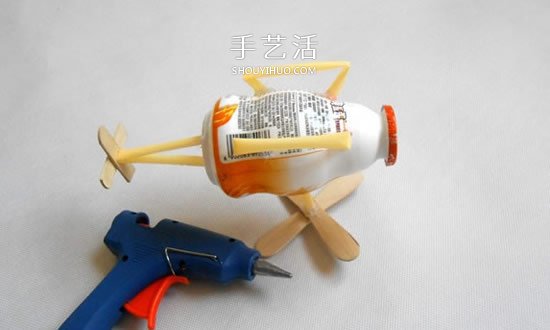 幼儿园酸奶瓶废物利用 做一架直升飞机模型 - www.shouyihuo.com