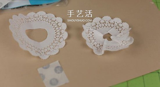 用蕾丝蛋糕纸手工制作美丽的立体纸花图解 -  www.shouyihuo.com